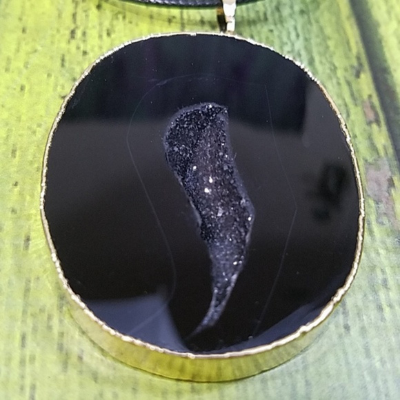 Statement black agate geode necklace - Picture 7 of 8